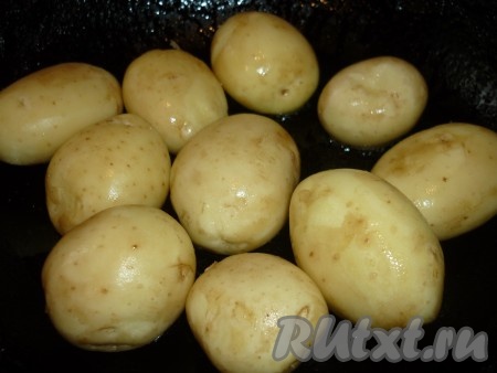 Картофель очистить и обжарить на отдельной сковороде на растительном масле до золотистой корочки, периодически помешивая. 
