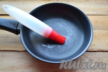 Разогретую сковороду немного смазываем (не наливаем!) подсолнечным маслом. В дальнейшем сковороду нужно смазывать после 2-3 блинов. 
