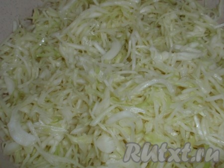 Шинкуем капусту, добавляем немного соли и слегка перетираем руками, чтобы стала мягче. 
