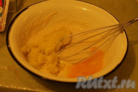 Картошку сварить до готовности и помять в пюре. Добавить картофельное пюре и яйцо в тесто.
