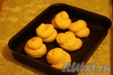 Выложить булочки с картошкой в смазанную растительным маслом форму, оставляя между ними расстояние для подъема теста.
