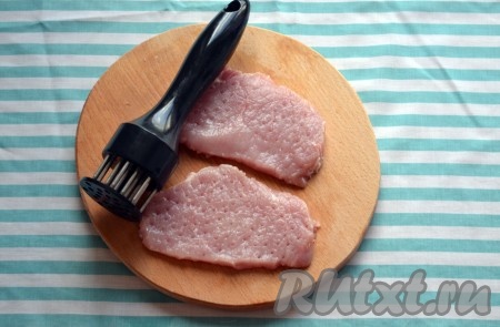 Далее нам понадобится тендерайзер для мяса (или можно воспользоваться молоточком для отбивания мяса). Отбиваем ранее нарезанные куски свинины.
