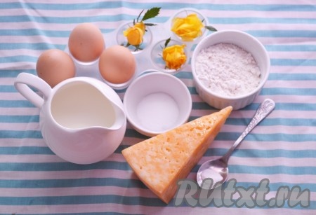 Подготовим необходимые ингредиенты для приготовления омлета в духовке: молоко, муку, яйца, соль, соду и твердый сыр.
