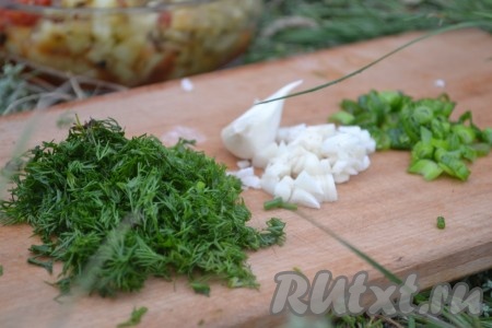 К запеченным овощам добавить мелко нарезанный лук, чеснок и зелень.
