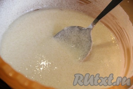 Для приготовления заливки соединить сметану с сахаром и ванильным сахаром, тщательно перемешать.
