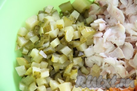 Огурцы нарезать мелкими кубиками и добавить в салат.