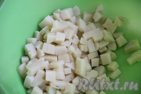 Картофель нарезать на мелкие кубики.