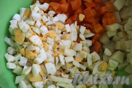 Яйца мелко нарезать и выложить в салат к морковке и картофелю.