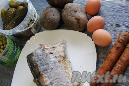 Подготовить продукты для салата с рыбой горячего копчения. Неочищенные картошку и морковь сварить до готовности и очистить. Яйца, сваренные вкрутую, очистить. 
