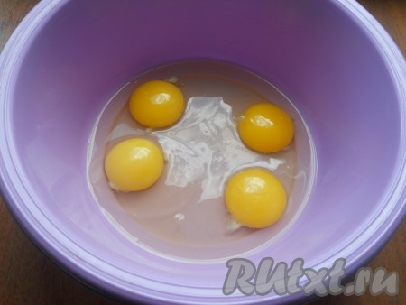 В глубокую посуду разбить охлажденные яйца, добавить щепотку соли.