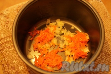 Морковь натереть на мелкой тёрке. В чашу мультиварки выкладываем морковь и лук, солим по вкусу. Ставим на режим "Выпечка" на 5 минут. Обжариваем овощи, иногда перемешивая.