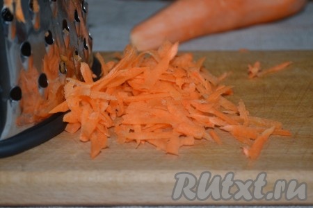 Для приготовления овощной заправки очищенную морковь натереть на крупной терке.
