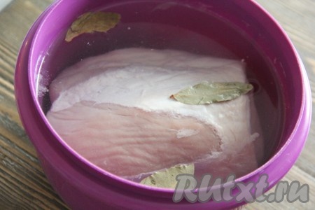 Опустить свинину в солевой раствор и оставить в рассоле на 3-4 часа, можно на ночь.
