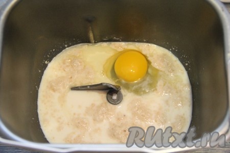 Я замешивала тесто в хлебопечке, для этого нужно соединить сливки и молоко, слегка подогреть. Всыпать в молочную смесь дрожжи и оставить на 10-15 минут (до появления пышной шапки на поверхности молочной смеси). По истечении времени влить в ведёрко хлебопечки подошедшие дрожжи и добавить яйцо.
