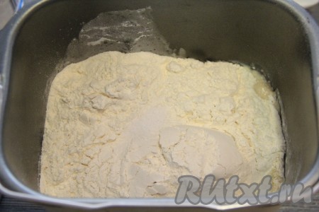 Затем добавить соль, просеянную муку и выставить режим хлебопечки "Замес теста". У меня на этом режиме дрожжевое тесто замешивается за 1,5 часа. Можно приготовить тесто и вручную, для этого в дрожжи, подошедшие за 10-15 минут в сливочно-молочной смеси, нужно добавить соль, яйцо и сахар, перемешать и, подсыпая постепенно муку, замесить мягкое тесто, оставить его, накрыв полотенцем, на 1,5 часа в тёплом месте для подхода (тесто должно хорошо подняться).