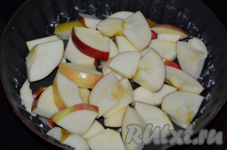 Яблоки нарезать на не очень мелкие  кусочки и выложить в смазанную маслом форму (у меня форма диаметром 20 см).
