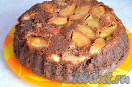 Готовый шоколадный пирог с яблоками немного остудить в форме, затем перевернуть на блюдо.
