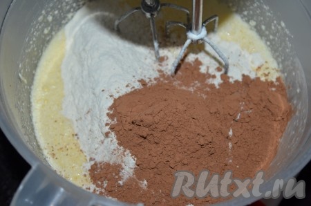 Далее добавить гашеную соду, муку и какао-порошок, перемешать. Шоколадное тесто получится, как густая сметана.

