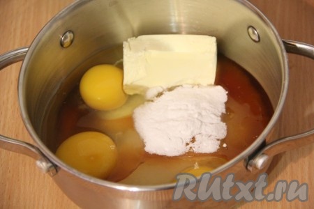  В кастрюльке соединить сливочное масло, сахар, мёд, яйца и соду.