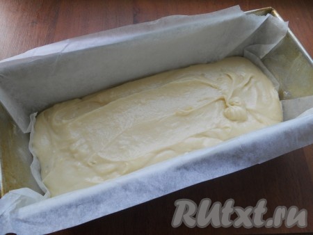 Небольшую форму для кекса застелить пергаментом и смазать немного сливочным маслом. Выложить в форму тесто.