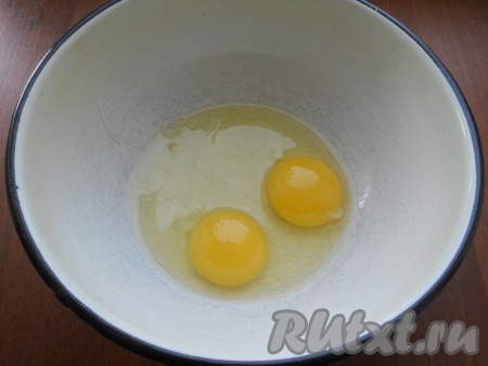 Яйца разбить в глубокую посуду, добавить щепотку соли.