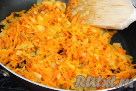 Добавить морковку на сковороду к луку и обжарить овощи вместе в течение 5 минут, не забывая иногда перемешивать.
