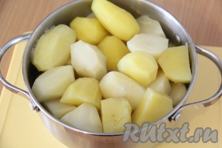 Картофель очистить, залить холодной водой, посолить и поставить на огонь. Сварить картошку до готовности. Измельчить картофель в пюре. Кстати, для запеканки можно использовать картофельное пюре, оставшееся после ужина.