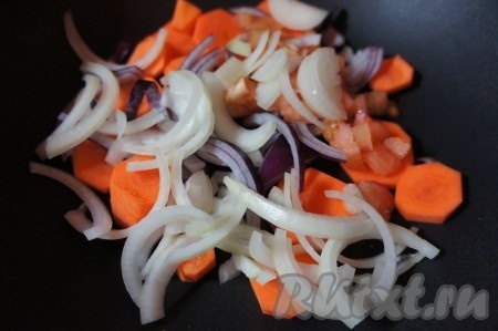 Морковь нарезать крупно "кружком", лук - полукольцами, помидор - мелким кубиком (предварительно снимите кожицу у помидора).