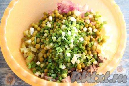 Затем добавить в салат нарезанный зелёный лук.