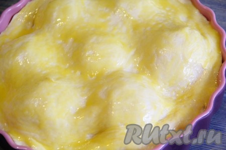 Поверхность творожного пирога с яблоками смазать взбитым желтком.