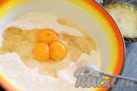 В смесь муки и киселя добавить яйца, перемешать тесто ложкой или силиконовой лопаткой.