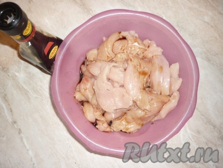 Положить куриное филе в миску и влить соевый соус. Оставить на 15 минут, чтобы мясо пропиталось маринадом. 
