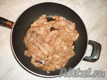 На хорошо разогретую сковороду с растительным маслом выложить куриное филе, замаринованное в соевом соусе, и, помешивая, обжарить в течение 5 минут. 