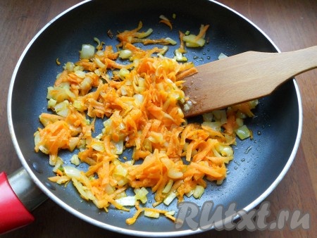 Одну луковицу нарезать кусочками, половину моркови натереть на терке. Обжарить овощи на растительном масле, помешивая, до мягкости, остудить.
