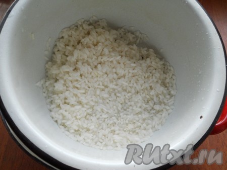 Рис промыть, залить холодной водой, поставить на огонь, довести до кипения, посолить, уменьшить огонь и варить 3 минуты (от начала кипения). Промыть отваренный рис под холодной проточной водой.
