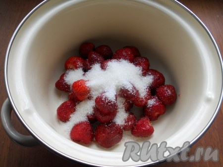 Далее следует приготовить клубничный мусс. Для этого к ягодам клубники добавить сахар.
