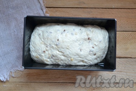 После подъема тесто необходимо перемесить хорошенько и выложить в форму для хлеба. Накрыть салфеткой и подождать, когда подойдет до бортиков и можно отправлять дрожжевой хлеб в разогретую духовку.
