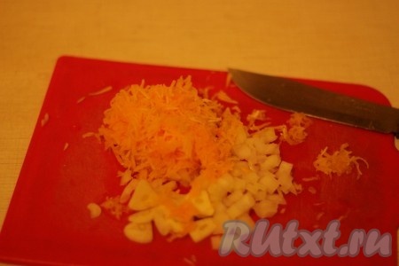 Морковь натереть на тёрке, лук и чеснок порезать.