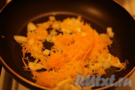 Обжарить морковь, лук и чеснок на сухой сковороде в течение 3 минут. 