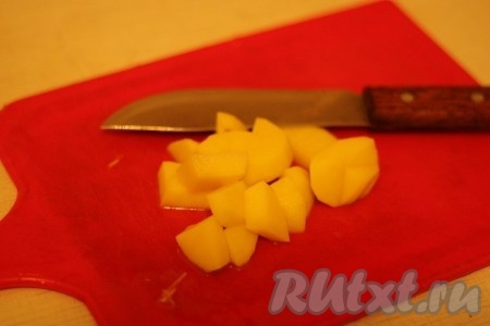 Картошку нарезать небольшими кубиками.