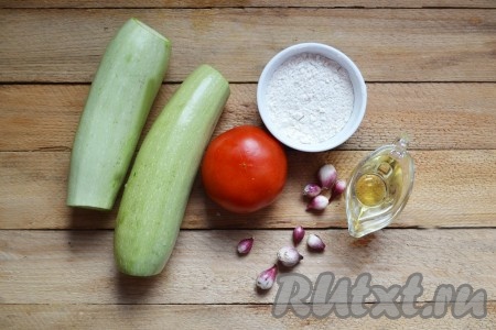 Подготовим необходимые ингредиенты для приготовления жареных кружочков кабачков с помидорами и чесноком