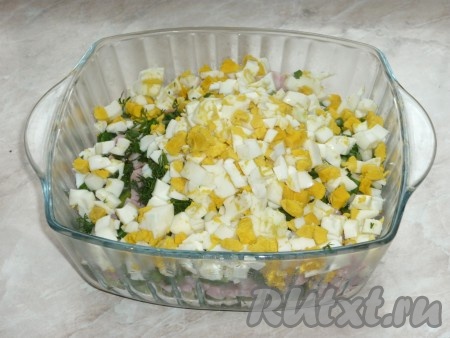 Яйца сварить вкрутую, очистить, нарезать кубиками и добавить к нарезанным ингредиентам. 
