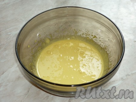 Яичные желтки отделить от белков. Желтки взбить до побеления массы с ванильным сахаром и 75 граммами сахара. 