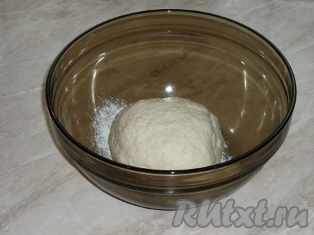 Замесить плотное  тесто. Вымесить тесто, пока оно не перестанет липнуть к рукам (муки может понадобиться немного больше). Готовое тесто накрыть полотенцем и оставить на 15-20 минут отдохнуть. 
