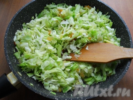 Обжарить лук с заправкой в течение 4-5 минут, после чего добавить в сковороду нашинкованную капусту. Перемешать, влить немного воды и протушить капусту 3-4 минуты.
