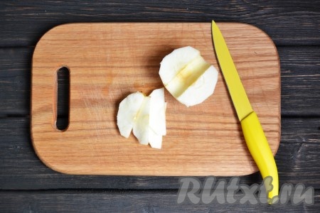 Нарезаем яблоки тонкими пластинками.
