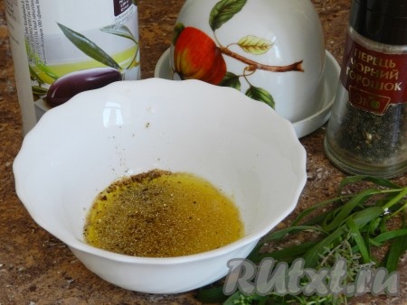 Для приготовления маринада смешать оливковое масло, лимонный сок, соль, сушеный чеснок, черный молотый перец.
