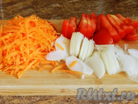 Пока рыба жарится, очистить овощи. Лук и помидор нарезать, морковь натереть на терке.

