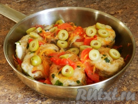 На овощи выложить обжаренного судака, добавить нарезанные оливки, накрыть крышкой и готовить 20 минут на самом маленьком огне.
