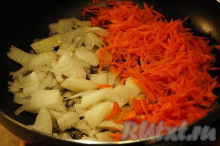 Морковь натереть на крупной терке, лук нарезать небольшими кубиками.